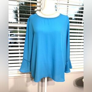 🛍️ Violet + Cloire bell sleeve blue top size large excellent condition.